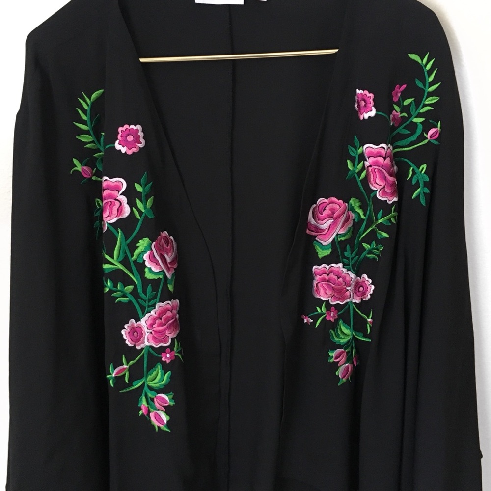 Joan Rivers floral kimono. - Picture 2 of 4